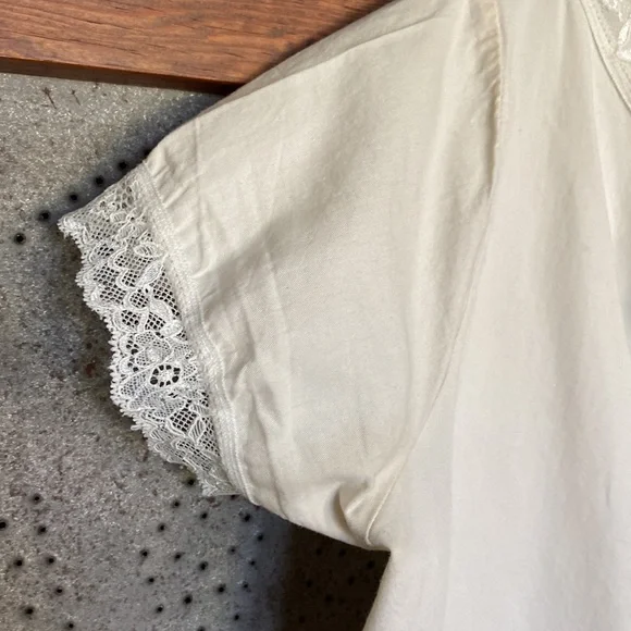 ❗️LAST DAY CLOSET CLOSING❗️ Brandy Melville Button Crop Lace Top Cream One Size - Picture 4 of 9